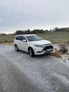 Mitsubishi Outlander | Nybilgaranti | Norsk bil | 1 eier | Krok | Lav KM |