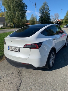 Tesla Model Y RWD,S/V hjul,hengefeste/Hvite seter