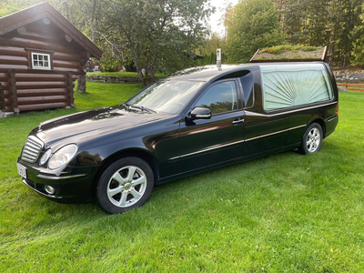 Mercedes-Benz 211 FUNEBRE