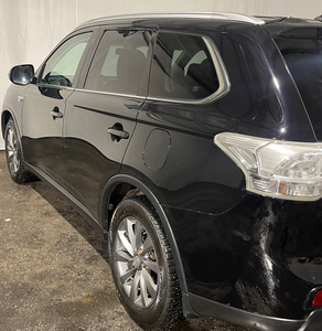 Mitsubishi Outlander Hybrid SUV 4X4 med skin seter