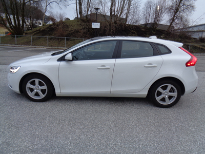 Volvo V40 2.0 T2 122 HK INSCRIPTION XENON SKINN CRUISE NAVI DAB+