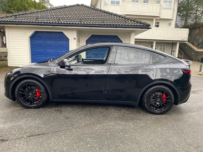 Tesla Model Y Performance AWD•Panoramatak•21’ Sommerhjul•Helskinn•