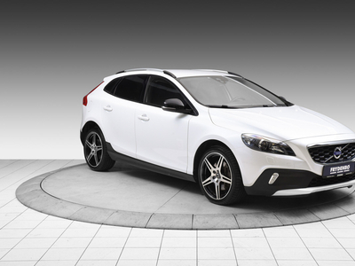 2016 Volvo V40 Cross Country D2 Summum aut Volkswagen Golf 2016-modell, Bilen er utstyrt med et 14-v