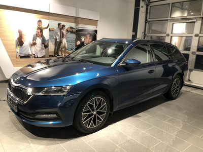 2022 Skoda Octavia a8 stv amb 204 phev dsg