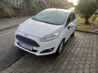 Ford Fiesta Titanium med Automatgir. Navigasjon. 8 nye dekk.