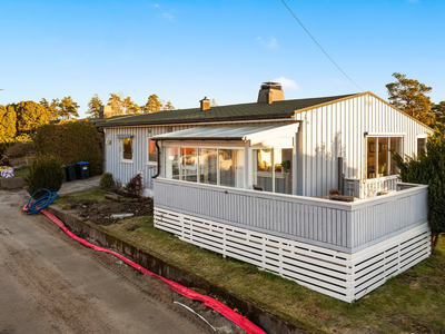 Fin enebolig på et plan i rolig og populært boligområde med solrik beliggenhet og innglasset veranda