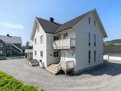 Hel tomannsbolig på Fannrem | 5 soverom | TG 1 på kjøkken | Terrasse i begge etasjer | Stor garasje og carport |