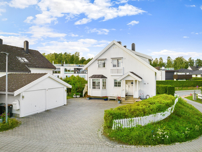 Innholdsrik enebolig på et høydedrag- Utsikt- Dobbel garasje- Hybel- Solrikt og idyllisk i rolig blindvei.