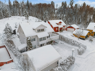 Strøken enebolig over 3 plan l 6 sov & 4 bad l Utleiedel l Familievennlig og idyllisk rett v/marka og skole l Dbl. gar.