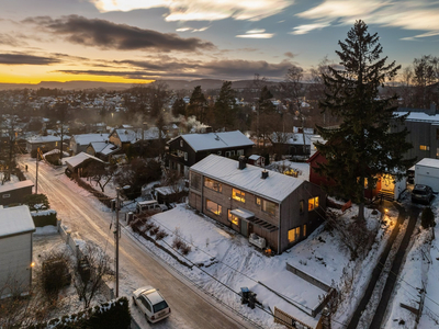 Unik totalrenovert enebolig med klassisk sjarm, moderne design og naturnær atmosfære. En bolig som MÅ oppleves!