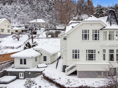 Toppenhaug - Herskapelig og praktfull villa med flott utsikt og meget gode solforhold!