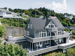 Fantastisk familiebolig over 3 etasjer på idylliske Follese. Solrike uteplasser og gangavstand til barneskolen.