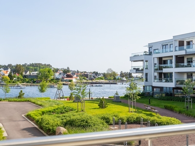 *NY PRIS * NY, delikat og romslig endeleilighet på Husøy Havn. Gjennomgående med 2 uteplasser og vinduer på 3 sider.