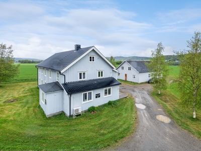 Svært innholdsrik eiendom med småbruksfølelse | Stort garasjebygg | Romslig og solrik tomt | Skjermet | Nyere bad og tak