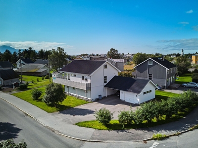 MELBU- Pen og innholdsrik enebolig- 4 soverom - Garasje og carport - Utleie