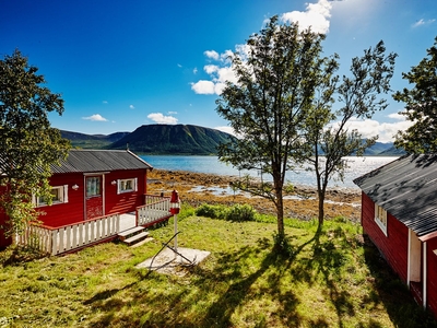 SKJOLDEHAMN - Sjarmerende hytte ved sjøen - Ekstra hyttetomt - Anneks, garasje, uthus og naust - Nydelig utsikt!