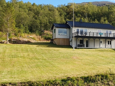 TJØNNBOGEN - Enebolig med 2 garasjer og carport - Fin utsikt - Godkjent utleiedel