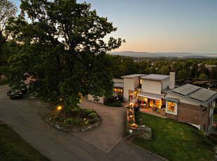 Flott og unik villa fra 2013 med fantastisk fjordpanorama, terrasse og balkong. Utleiedel, hybel, garasje og carport.