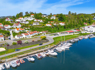 Idyllisk enebolig i vakre Alvøen. Påbygget og omfattende modernisert i senere år.Hage m/gode solforhold.