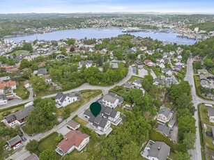 NY PRIS! Koselig enebolig med dobbel garasje - Flotte utearealer med gode solforhold - Barnevennlig