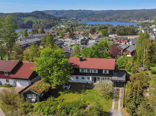 Sjelden mulighet med sentral og tilbaketrukket beliggenhet - Tomt på 1,7 mål med nydelig utsikt - Innredet bod - Lysthus