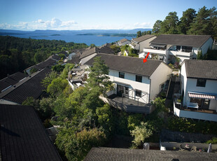 Lekker tomannsbolig over 2 plan med barnevennlig beliggenhet! Markterrasse på ca. 38m² og garasjeplass med el.bil lader