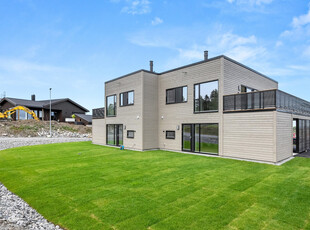 Attraktiv og nyoppført halvpart tomannsbolig m/carport - Takterrasse og solrik hage - 4 soverom - 2 baderom