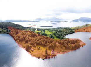 EIKSUND/SELVÅGEN - Småbruk i naturskjønne omgivelser. Grenser til både sjøen og Aursnesvatnet