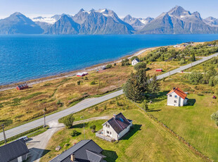 Enebolig i populært friluftsområde | Utsikt mot Lyngsalpan og Lyngenfjorden | Parkering | Umiddelbar nærhet til naturen