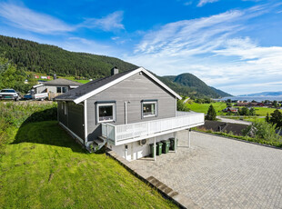 Familiebolig med carport, flott uteområde og fantastisk fjordutsikt.