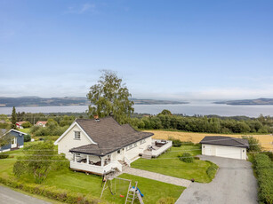 Kapp: Moderne familiebolig, lys og romslig, solrik terrasse, dobbeltgarasje og fantastisk beliggenhet og utsikt!