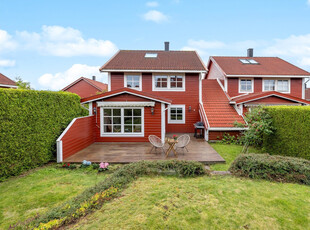 Kjedet enebolig m/ god beliggenhet - Nordvendt terrasse på ca. 30 m² & hage - Fjernvarme & vannbåren gulvvarme - Garasje