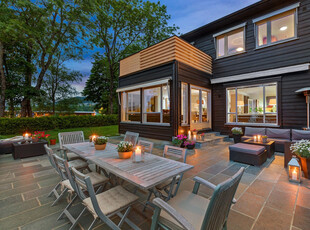 Lekker familiebolig i grønne og barnevennlige omgivelser - Carport - Solrik hage - 4 sov. - Underetasje med egen inngang