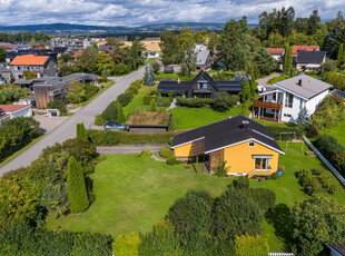 Sjarmerende enebolig på stor og solrik tomt med lite innsyn. Nærhet til skoler og barnehager.