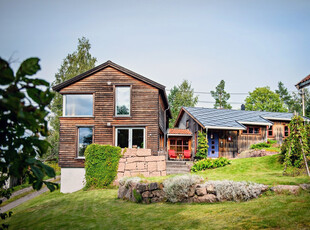 Solrik og idyllisk eiendom nær Røyken sentrum, med stort uthus, solcelleanlegg og tomt på 1,2 mål. Oppført 2001/2011.