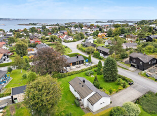 Solstad i Stavern. Innholdsrik enebolig på solrik, stor tomt i populært og barnevennlig område. Nær skoler og strender.