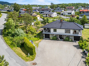 Stor familiebolig med to garasjer og stor gårdsplass | Flotte uteområder| Nærhet til skole og barnehage | Naturskjønt!