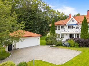 Stor og herskapelig villa m/idyllisk og usjenert beliggenhet, innerst i blindvei! Parkmessig hage, dobbelgar. og *hybel