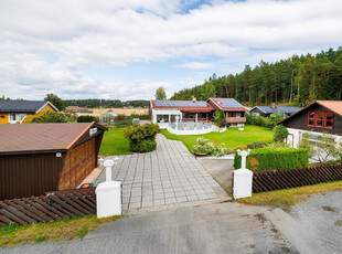 Enebolig, 84 kvm. verksted/garasje, dobbel garasje og en fantastisk hage!