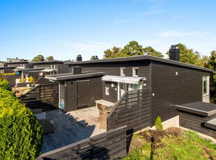 Familievennlig og pen andelsbolig over 2 plan - Stor, solrik terrasse - Lun velkomstterrasse - Carportplass - Naturnært!