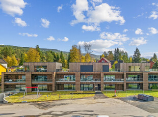 Flott 3-roms selveierleilighet, sentralt på Harestua. Mark-terrasse, heis, garasjeplass. Ledig omgående!