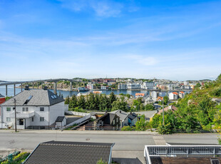 Flott halvpart med 3 soverom. Garasje. Nytt bad og vaskerom (2022). Romslige uteplasser og solrik hage.