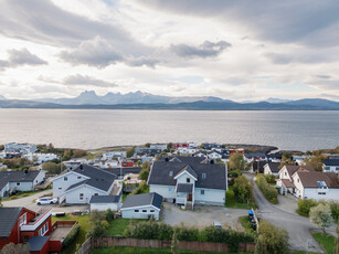 Flott selveierleilighet med garasjeplass og sørvendt balkong. Attraktiv beliggenhet med kort vei til både by og mark