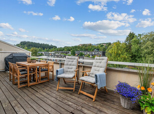 Innbydende og moderne toppleilighet med stor takterrasse | Ypperlige sol- og utsiktsforhold | Gjennomgående god standard