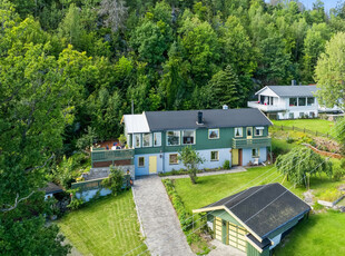 Innholdsrik enebolig med fin tomt og flott utsikt | Stor terrasse, innglasset hagestue & garasje | Barnevennlig område.