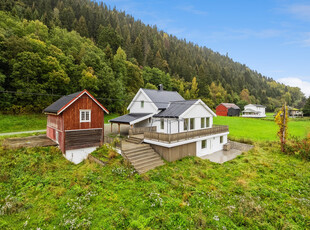 Innholdsrik og påkostet enebolig over 3 plan. Stor & solrik terrasse. Egen inngang til sokkel. Hage. Uthus. Carport