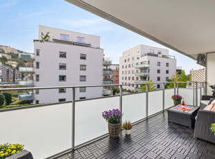 Lys, moderne og funksjonell 2-roms med 15 m² solrik balkong - Varmtvann og fyring inkl. - Felles terrasse - Heis - Rolig