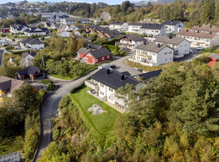 Meget flott 4-roms selveierleilighet med nydelig utsikt og meget gode solforhold. Carport og fine fellesarealer