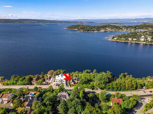 Romslig enebolig over to plan | Utsikt til fjorden | Oppussingsobjekt m/stort potensial | Solrik tomt