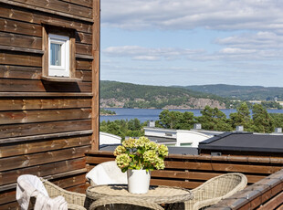 Særdeles flott og innholdsrikt enderekkehus i et populært og barnevennlig område | Carport | FANTASTISK UTSIKT!